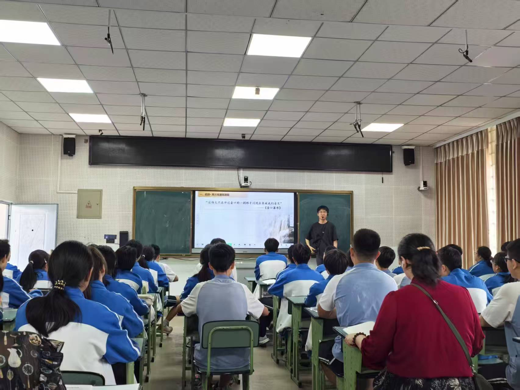 万子淇.png 万子淇.png